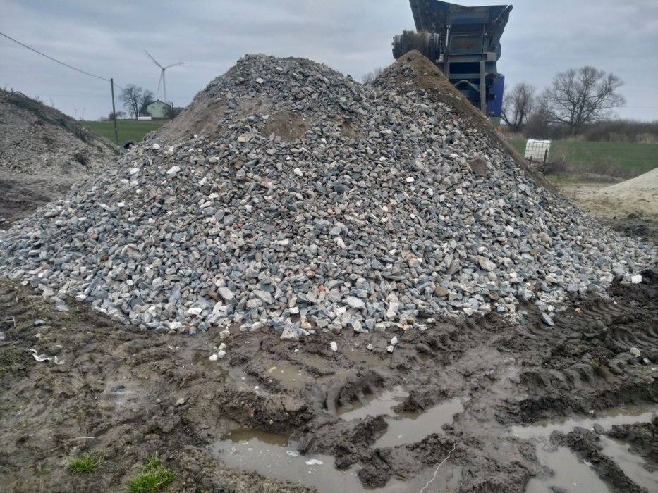 Usługi kruszarką-wyburzenia. Kucie młotem hydr.