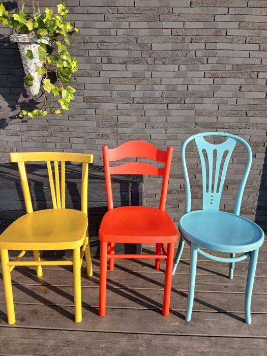 Stare odnowione krzesła, czerwone i niebieskie