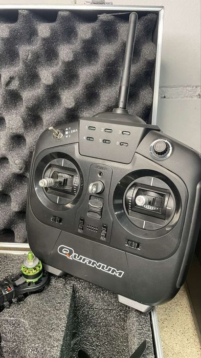 Квадрокоптер у валізі + пульт Quanum