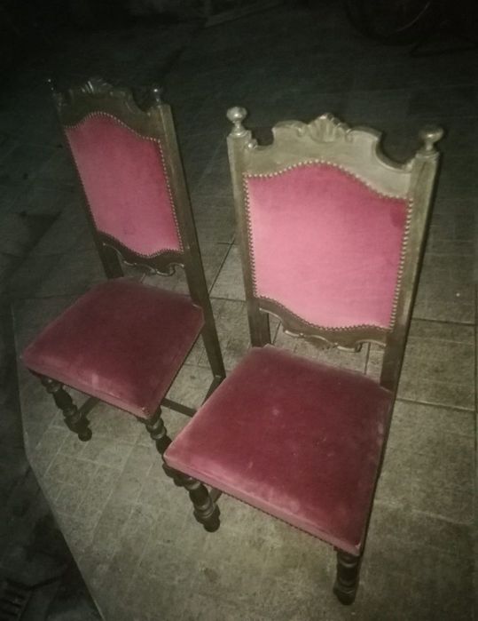 Banco e cadeiras em madeira