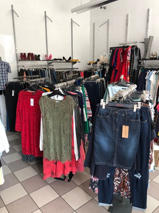 Odzież sukienki bluzki spodnie swetry