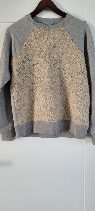 Szara bluza marki COS