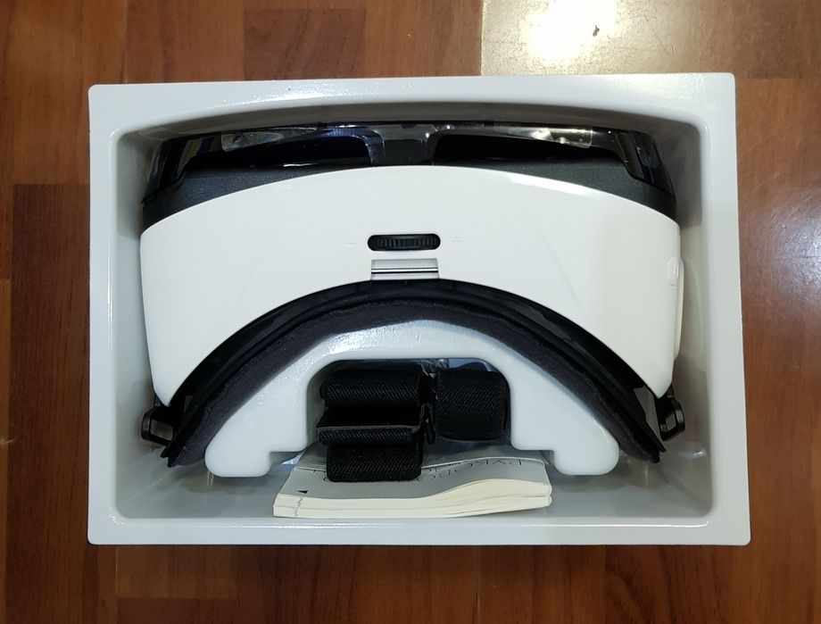 Очки виртуальной реальности Samsung Gear VR (SM-R322NZWASEK)