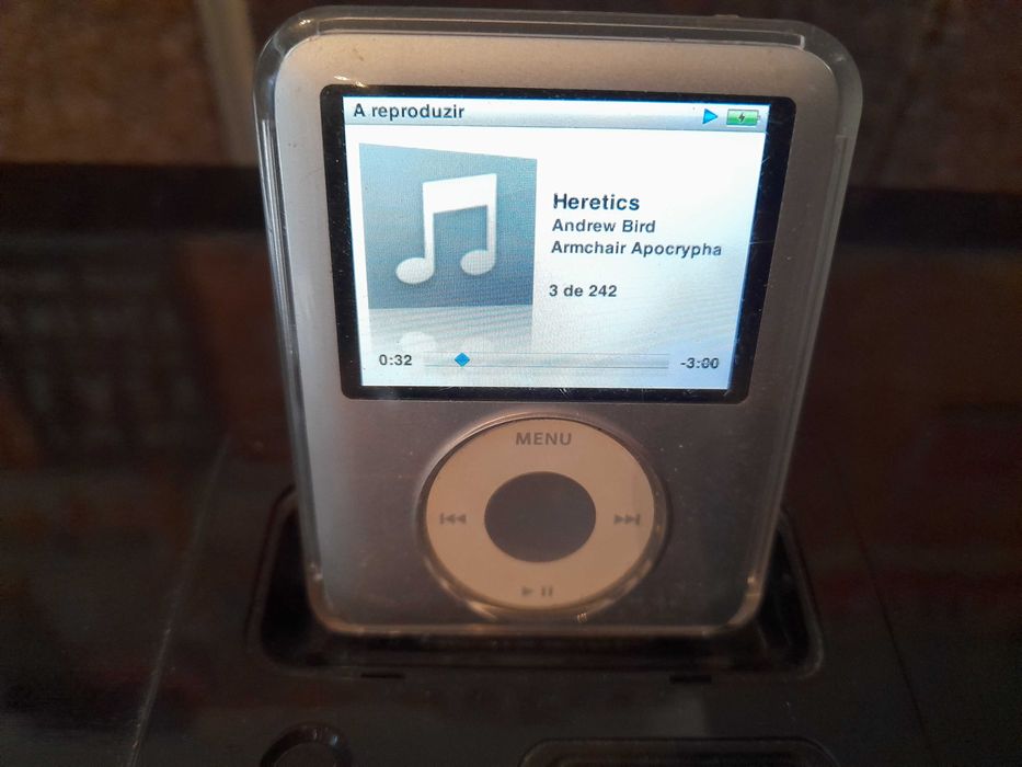 Unidade de suporte e leitor de I-PoD usado mas em bom estado Cor Preta