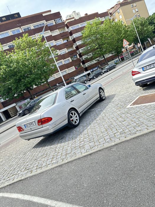 Mercedes E220 bem estimada