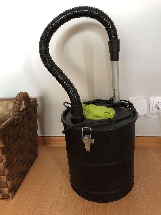 Cesto para lenha em verga novo e aspirador de cinzas como novo