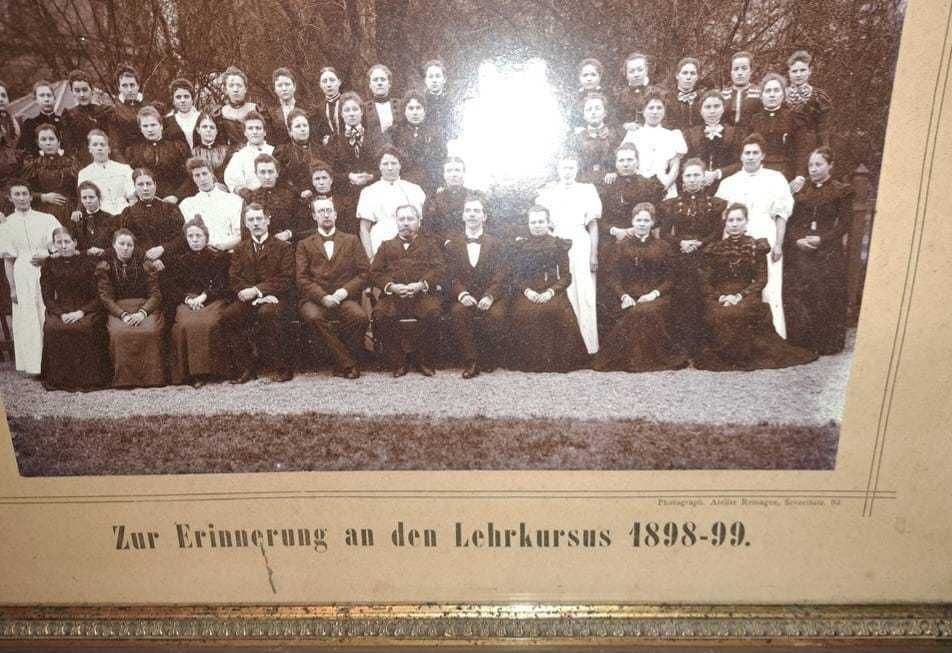 Stare 130 lat zdiecie grupowe w ramie za szklem