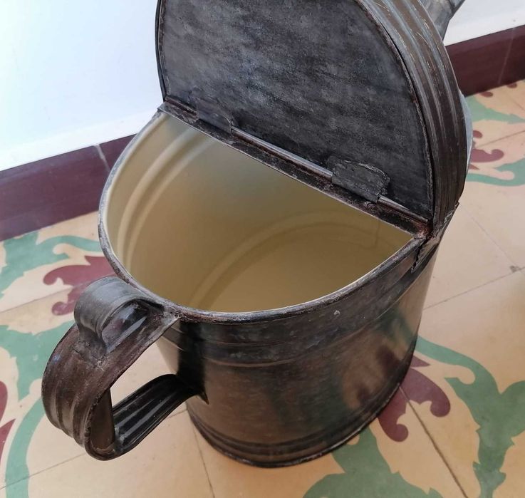 Regador antigo restaurado e reutilizável