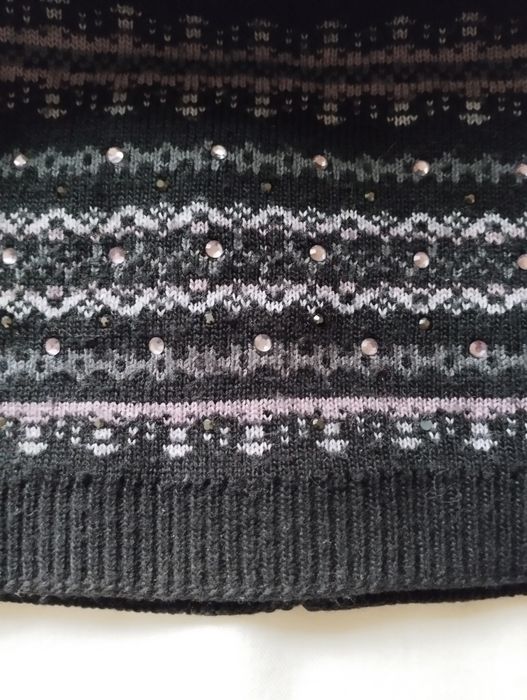 Полушерстяные шапочки: со стразами и без.