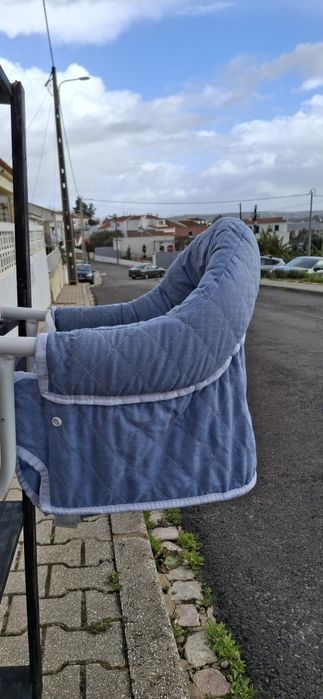 Cadeirinha de refeição portatil de encaixe.