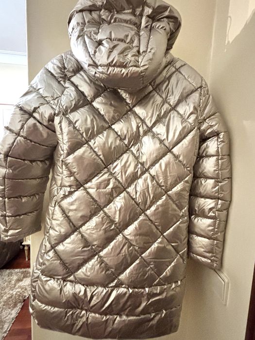 Parka com carapuço acolchoada com côr de champanhe.  pelo joelho