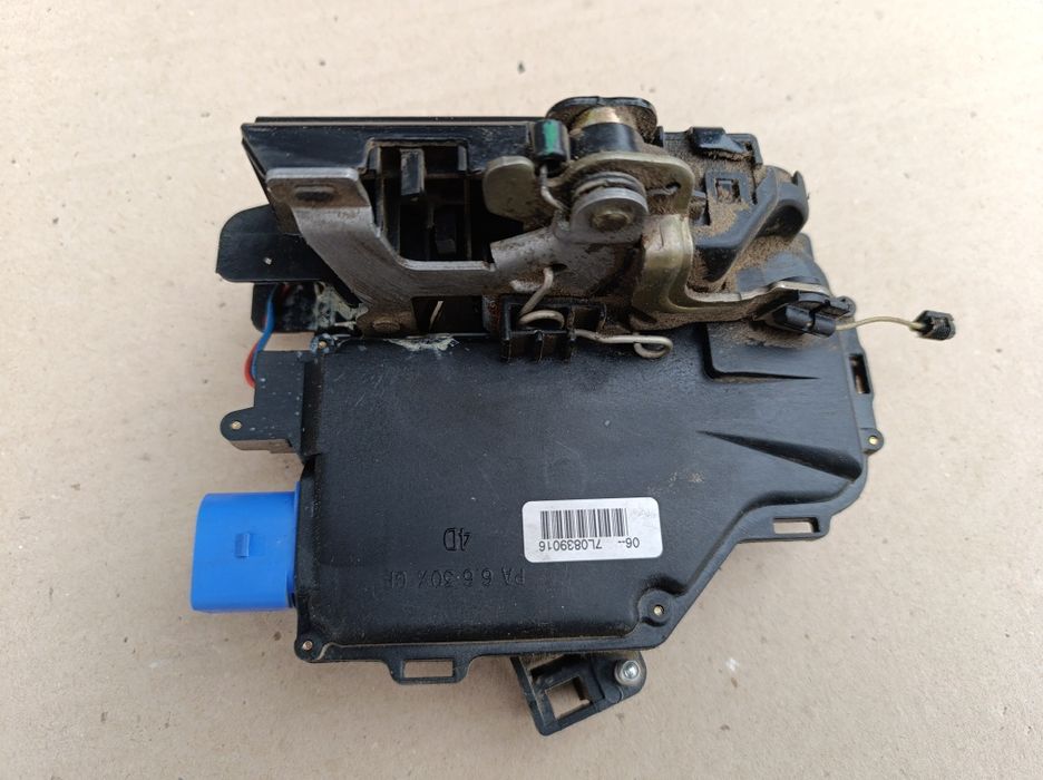 Замок задньої правої дверки Touran