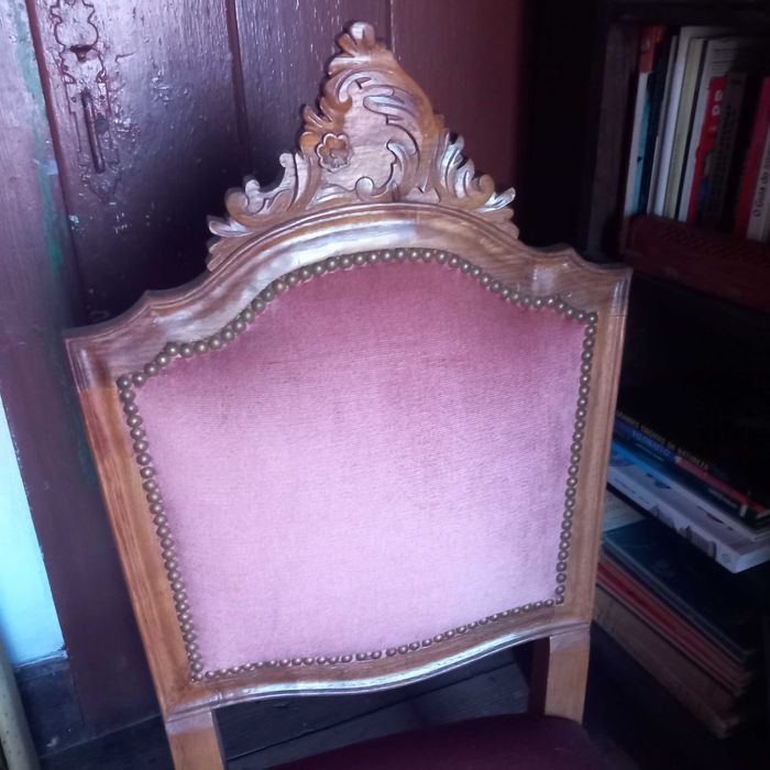 Cadeira estofada em tecido