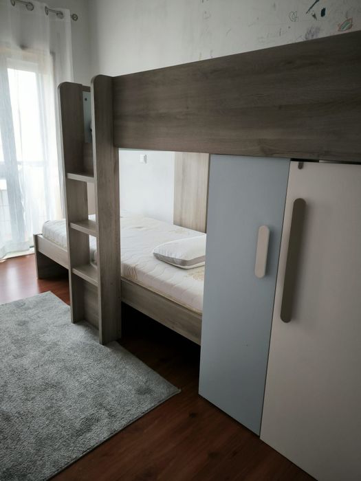 Cama de madeira em bom estado