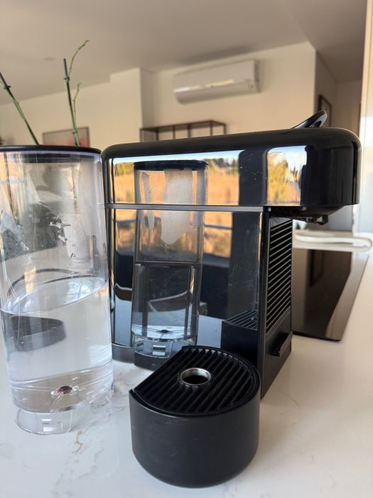 Máquina café Nespresso Essenza Plus
