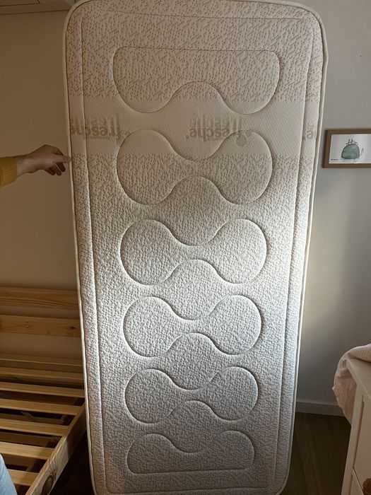 Cama em pinho e colchão como novos