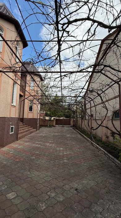 Продам будинок в Лісках з меблями та технікою на ділянці 9 соток