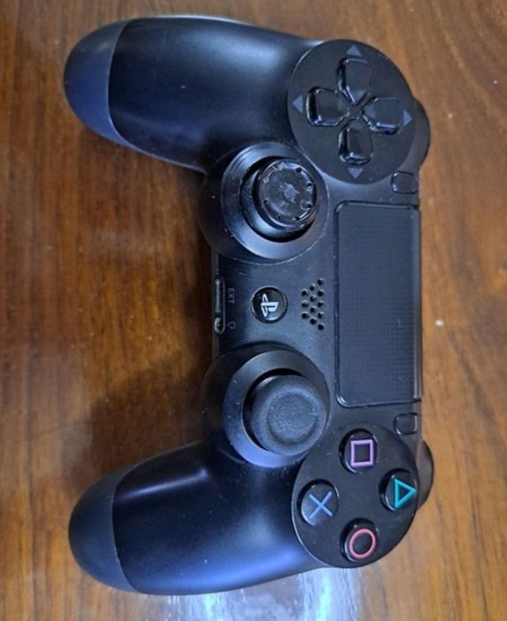 Vendo Ps4 com 2 comandos.