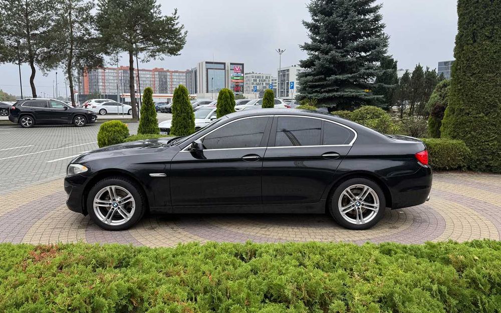 BMW 520I 2012 року