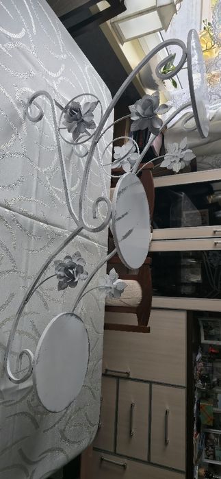 Stojak na tort kuty z metalu biały