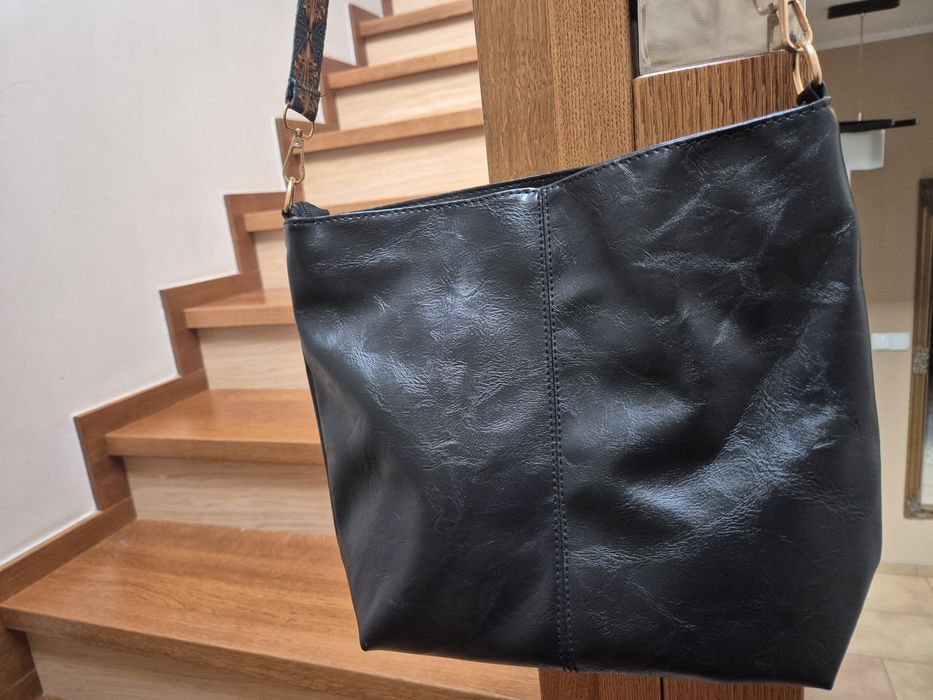 Torebka czarna z paskiem w stylu boho