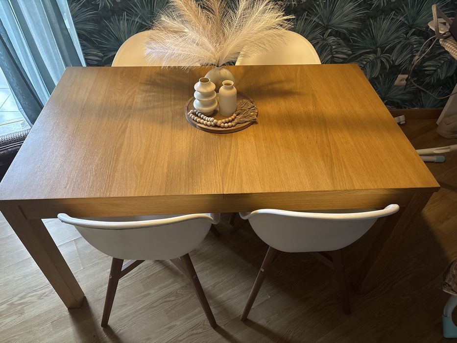 Mesa de sala com quatro cadeiras