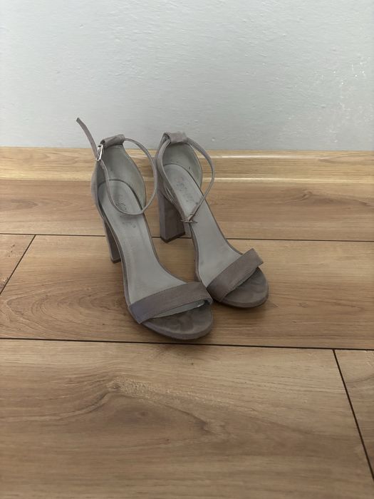 Buty damskie na obcasie 37