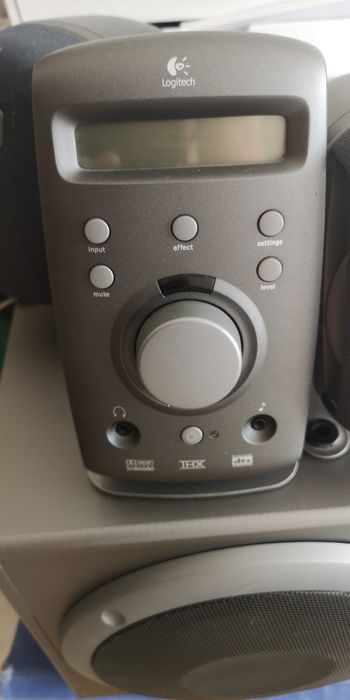 Logitech Z680, 5.1 com subwoofer ativo e 5 satellites