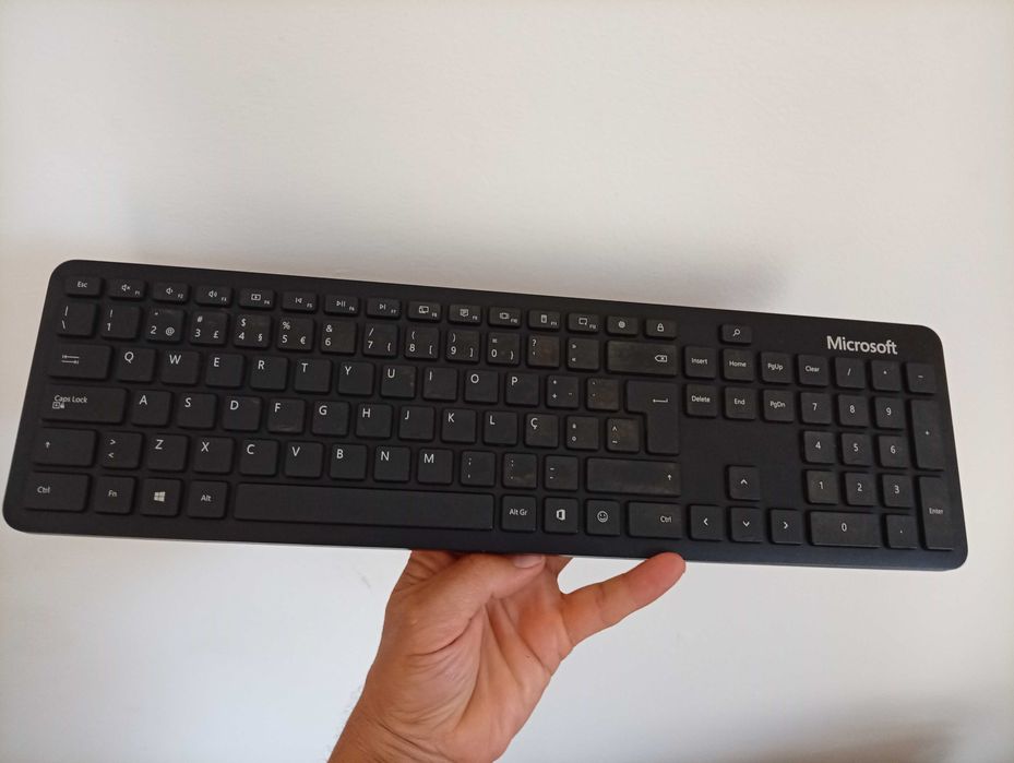 Microsoft Portuguese Bluetooth Keyboard511338586833561601