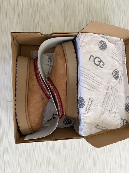 Kapcie / klapki UGG – skóra naturalna, platforma