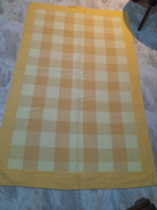 Tapete de tecido em tons de amarelo