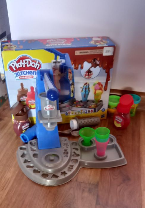 Zestaw do robienia lodów z Play-doh!