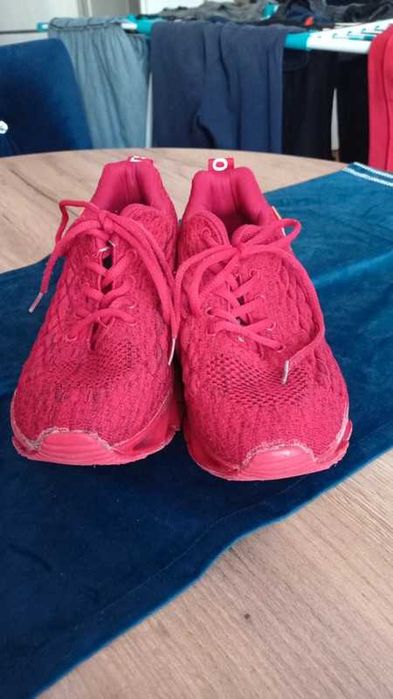 Czerwone buty 40 na nietypowej podeszwie wkładka 26 cm