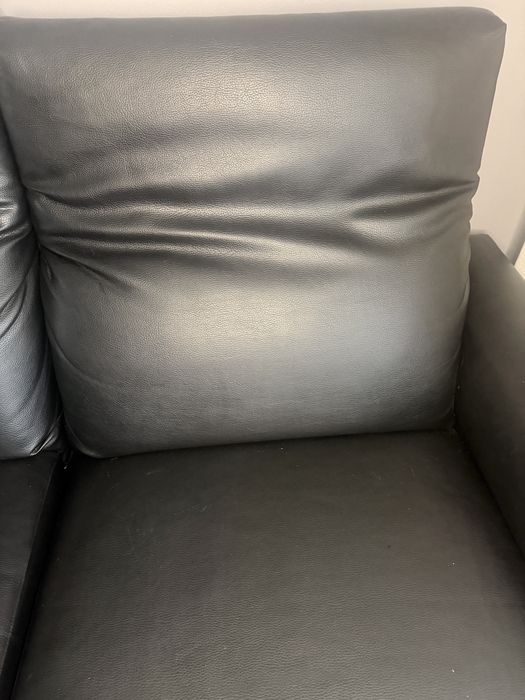 Sofá 2 Lugares em Pele Preta – Excelente Estado