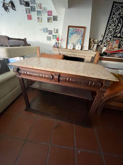 Conjunto de sala clássico, aparador e outros.