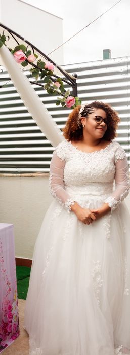 Vestido de Noiva Princesa com Costas Ajustáveis em Renda – Estado Impecável