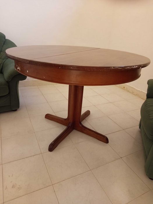 Mesa jantar. redonda, extensivel, madeira de boa qualidade, e 2 sofas cor verde...