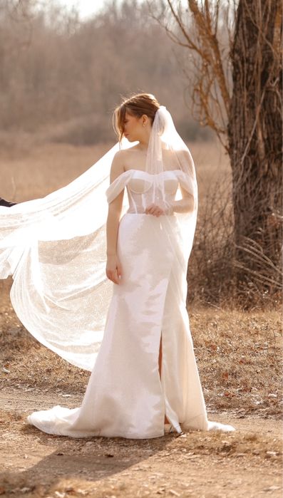 Весільна сукня з корсетним верхом та розрізом