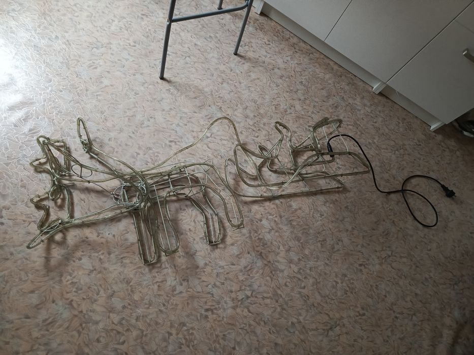Duży LED-owy renifer z saniami świętego Mikołaja na balkon