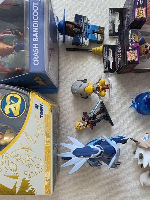 Figuras e minis figuras disney/jogos/animes
