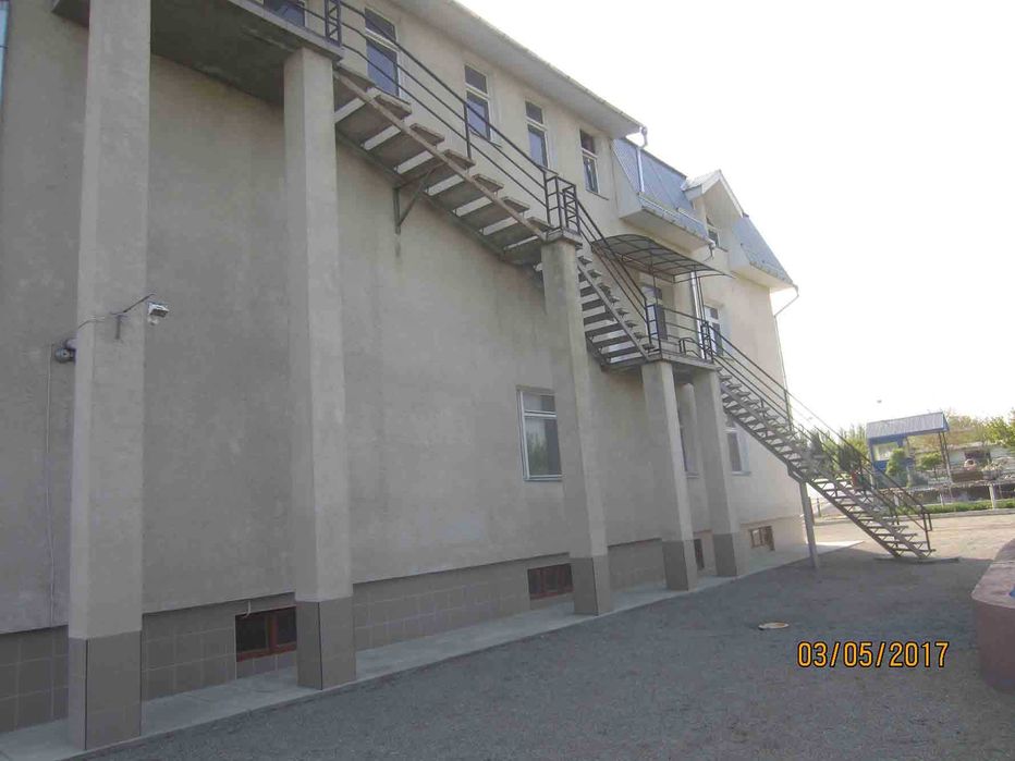 Продам триповерхову будівлю із земельною ділянкою.