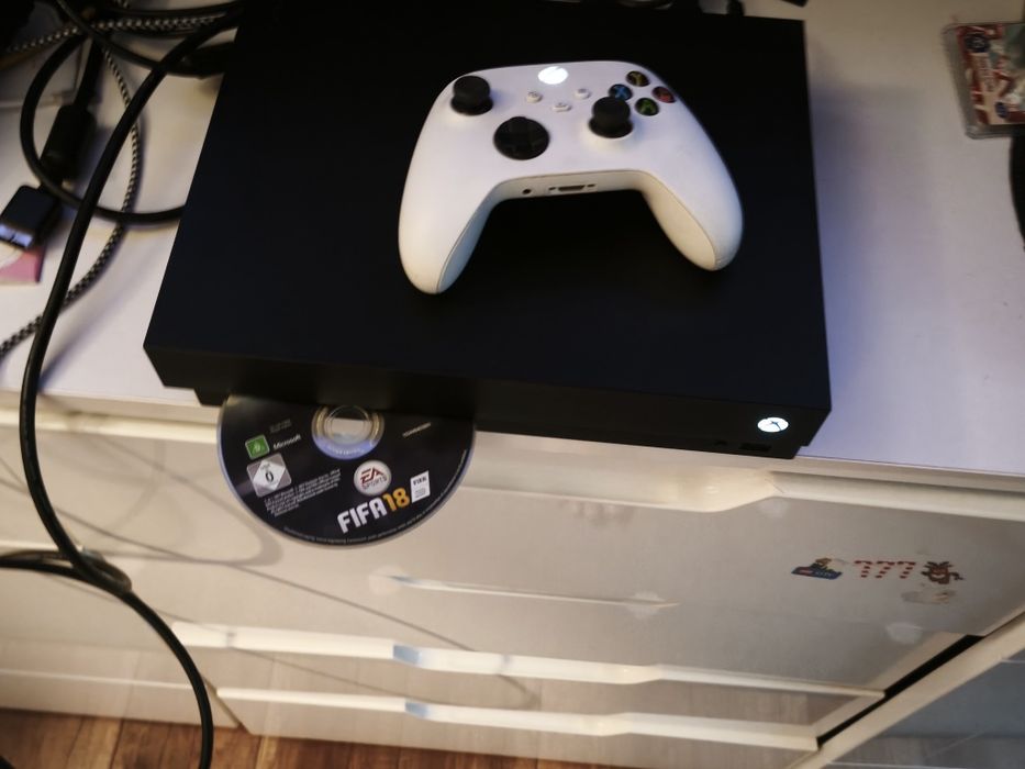 Xbox one x 1tb po spa pad gra