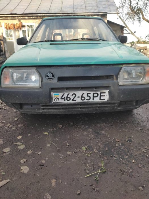 Два авто Skoda favorit