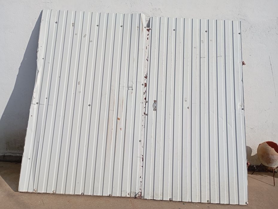 Portão em ferro e chapa usado  2,43 por 2 metros bom estado