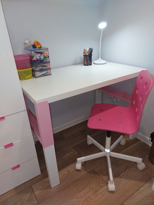 Biurko dziecięce IKEA Pahl i krzesło różowe