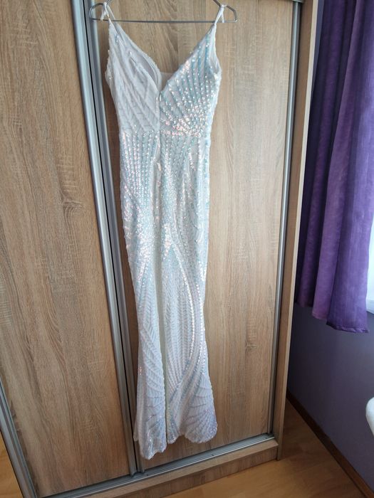 Sukienka elegancka z rozcięciem