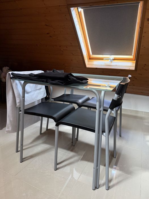 Mesa com conjunto de cadeiras