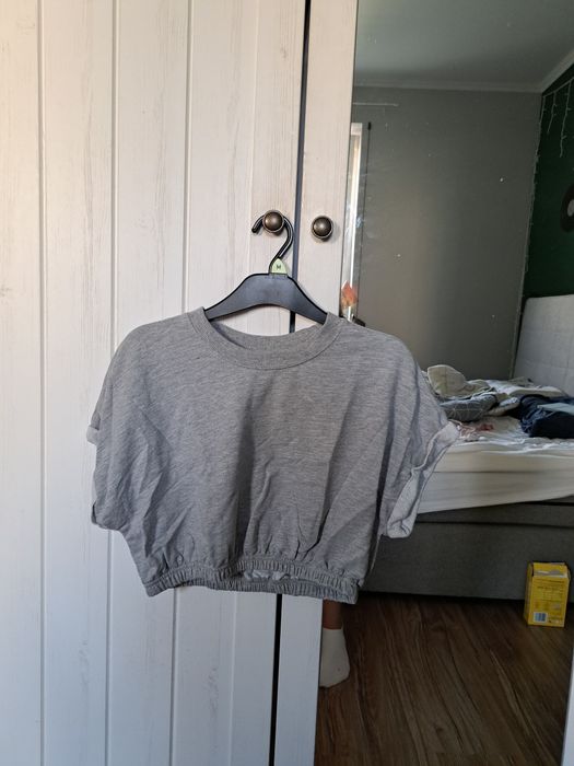Szary sweter crop top