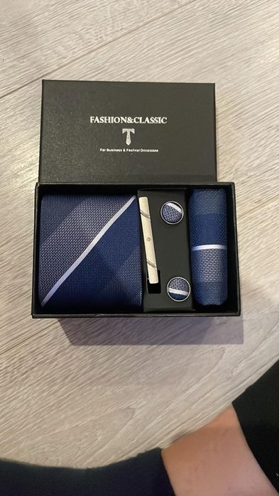 Zestaw męski krawat, poszetka, spinka do krawata, spinki do mankietów