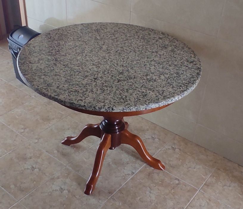 Mesa de mármore redonda com suporte